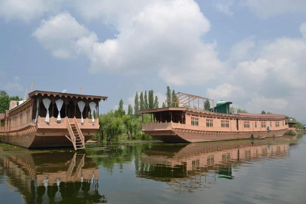 Wangnoo Heritage Houseboats | ★★★★ Premium